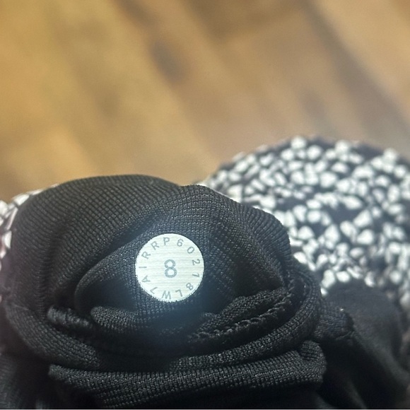 Lululemon Hotty Hot Short II *2.5" Monochromic White / Monochromic Black Size 8 - Picture 7 of 8